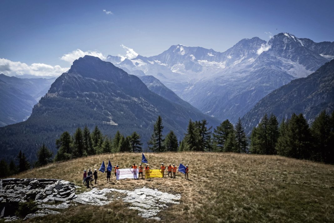Les projets de parcs solaires dans les Alpes suisses suscitent des critiques
